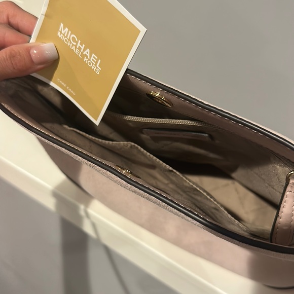 Micheal Kors medium sized handbag - Picture 3 of 5